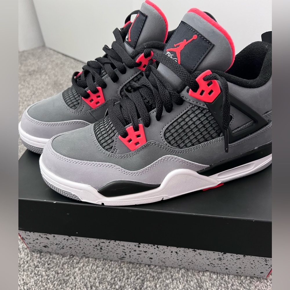 Air Jordan size 7 Y NEW